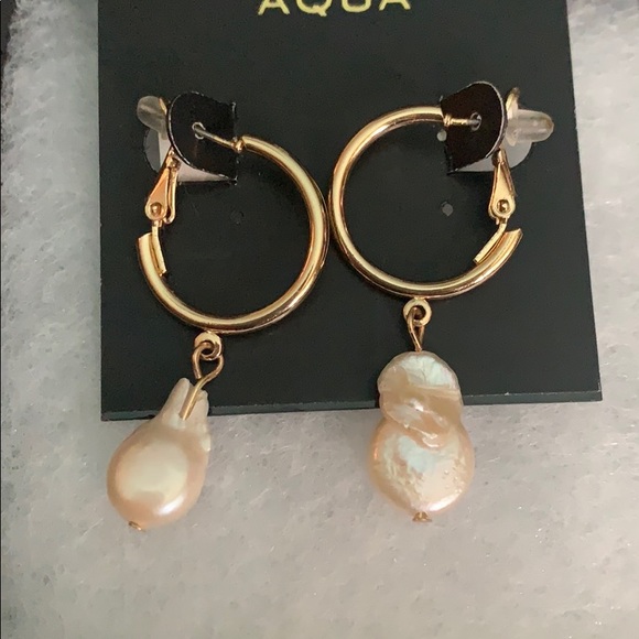 Aqua Bloomingdales pearl set of necklace/earrings - Picture 5 of 8